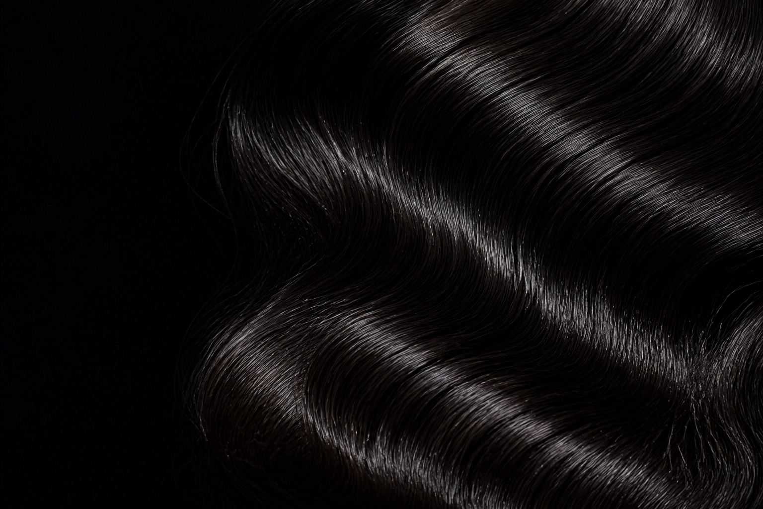 Glossy body-wave hair detail